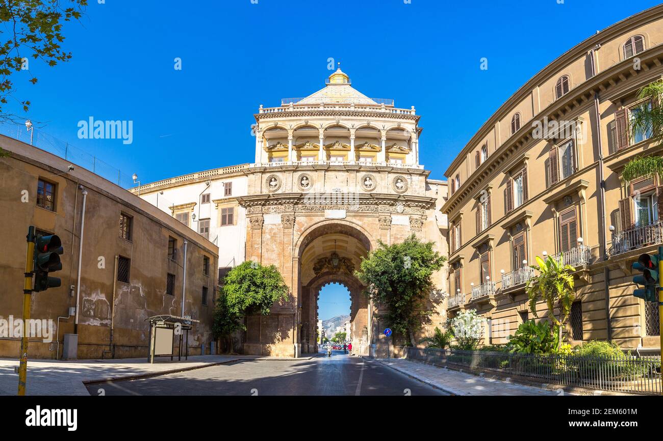 La porte de Porto Nuovo à Palerme, en Italie, dans une belle journée d'été Banque D'Images