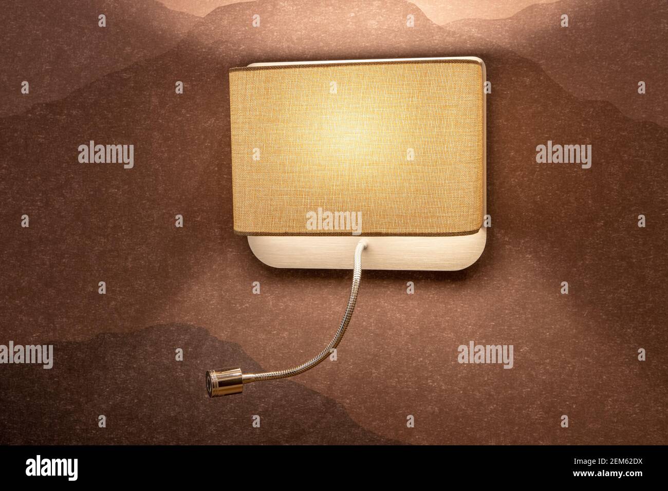 Spot beige tendance sur un mur texturé, gros plan, style minimaliste. Concept intérieur détails dans les couleurs neutres, options de lumière dans la maison. Banque D'Images