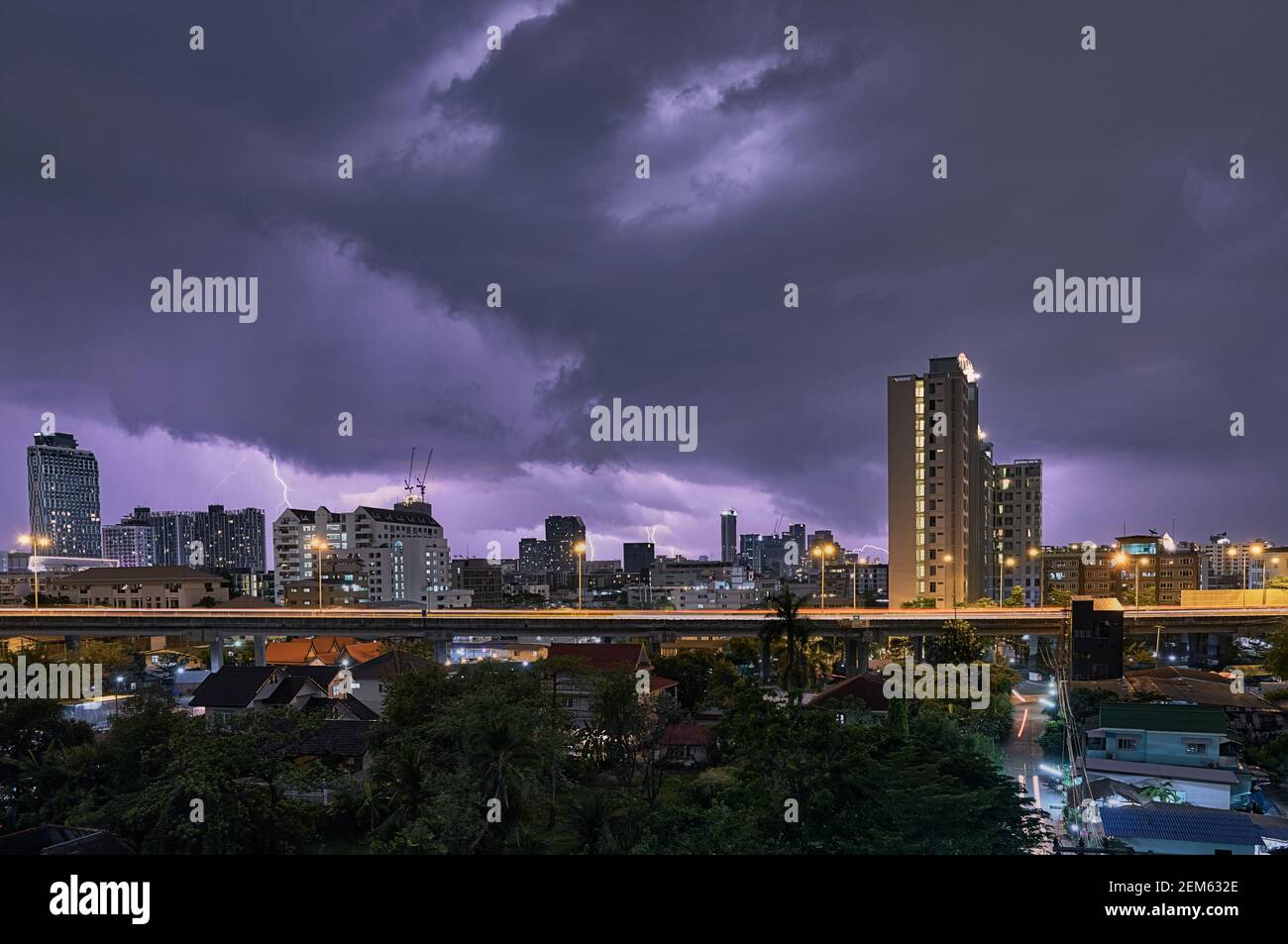 Ville paysage foudre tempête derrière les nuages la nuit belles formes Banque D'Images