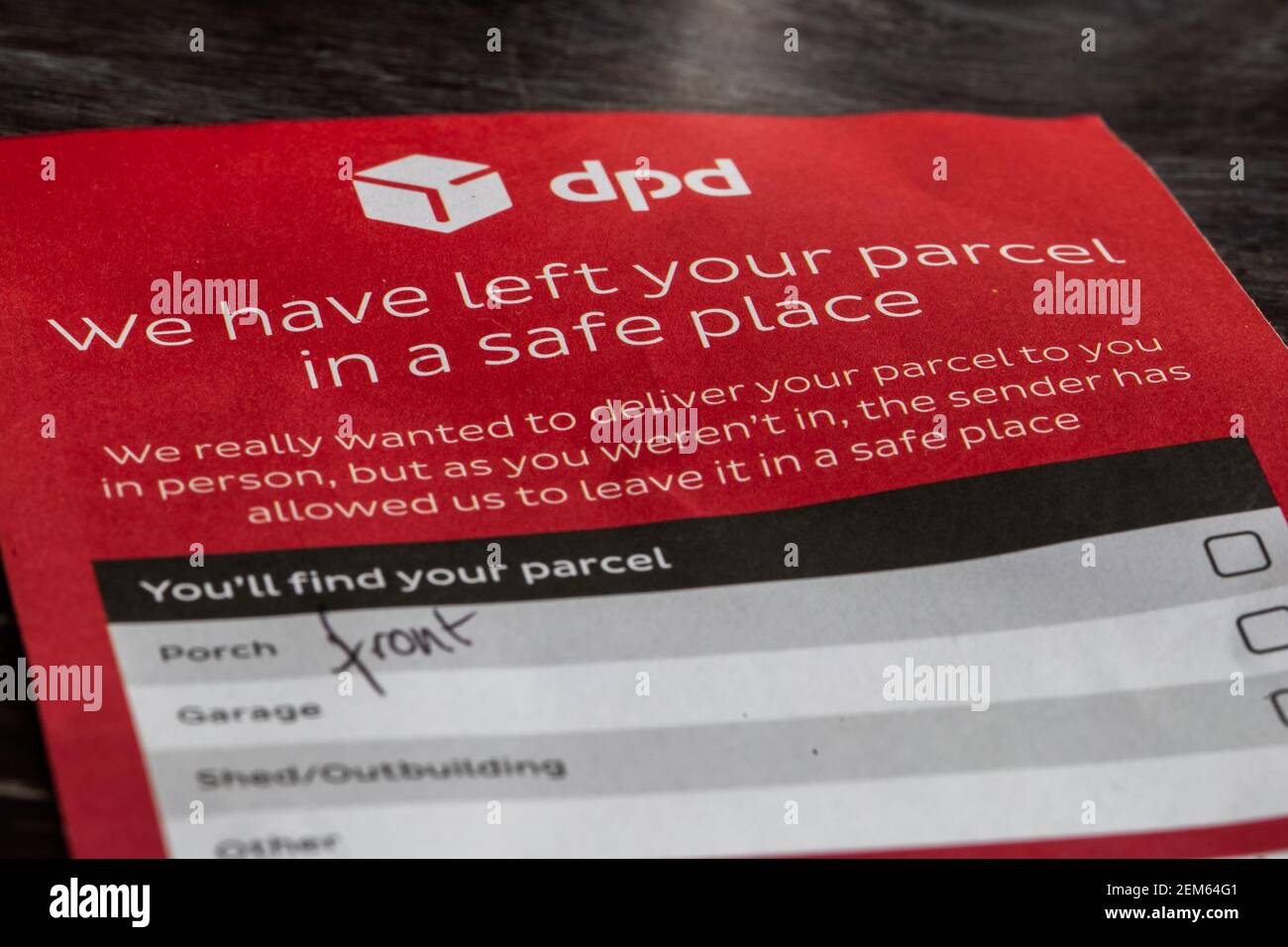 Une notification de livraison manquée laissée par un transporteur DPD. Banque D'Images