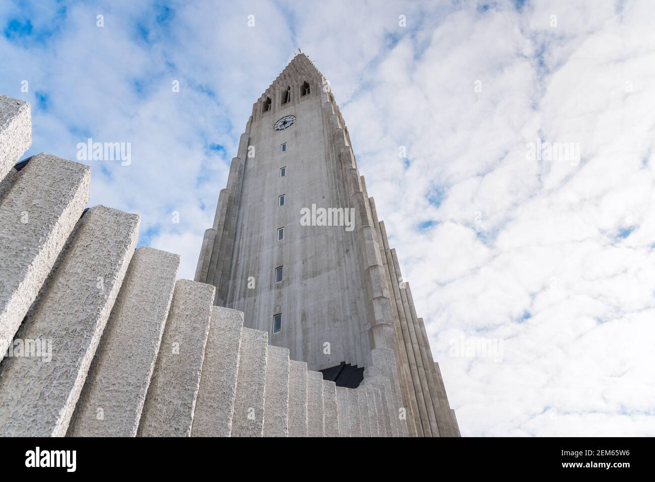 Vue à angle bas du clocher de la paroisse de Hallgrimskirkja église de Reykjavik Banque D'Images