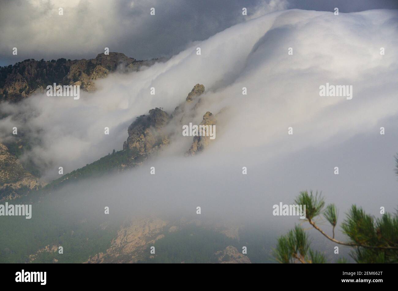 Impressionnantes formations de nuages au massif de Bavella sur les Français île de Corse Banque D'Images
