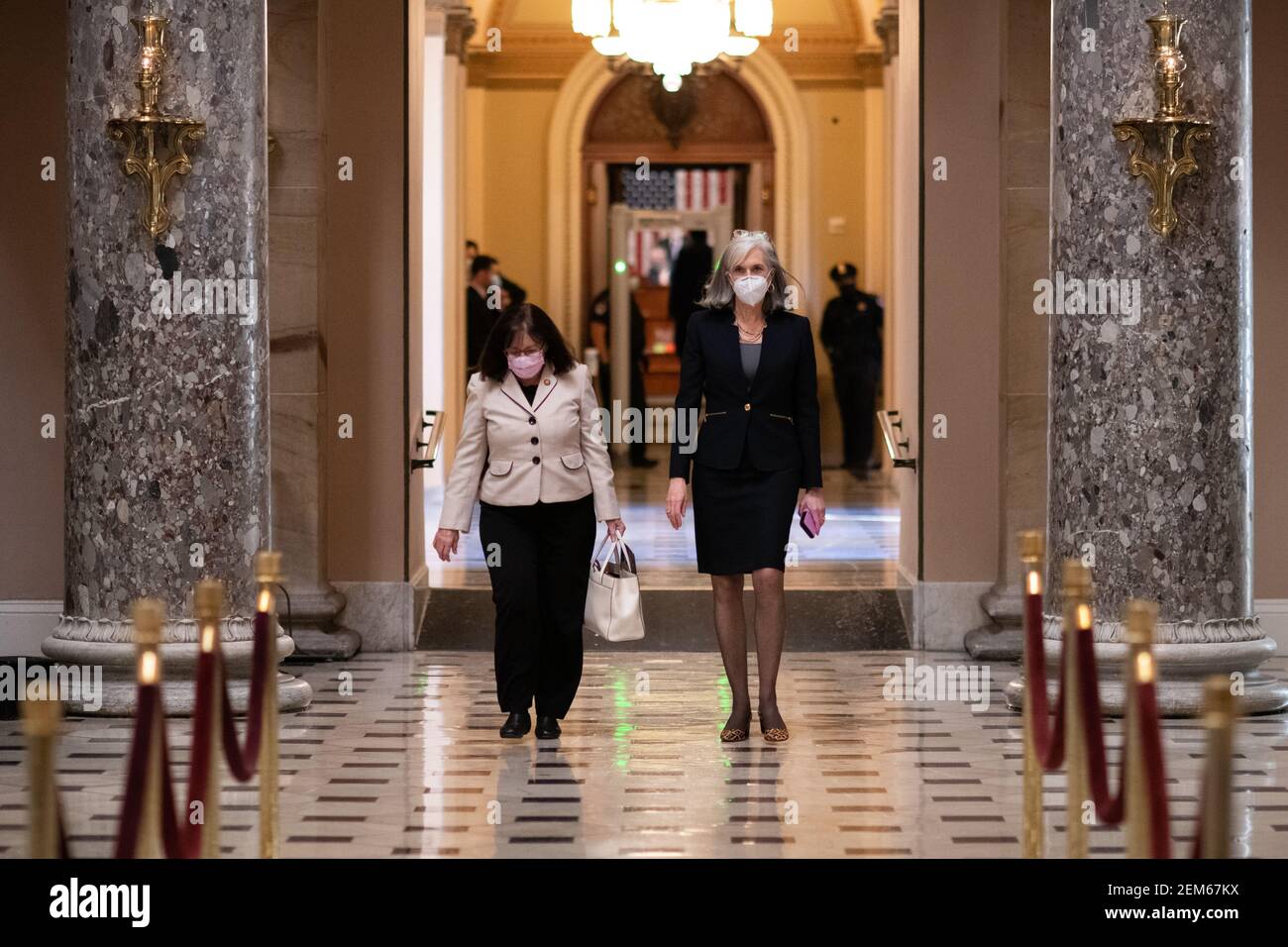 Washington, États-Unis. 24 février 2021. La représentante Annie Kuster (D-NH) et la représentante Katherine Clark (D-ma) au Capitole des États-Unis, à Washington, DC, le mercredi 24 février, 2021. Le processus de nomination pour le cabinet du président Biden s'est poursuivi avec des audiences pour le chef de la CIA et de l'Administration des petites entreprises, alors que la nomination de Neera tanden pour le directeur de l'OMB a fait face à l'opposition au Sénat. (Graeme Sloan/Sipa USA) Credit: SIPA USA/Alay Live News Banque D'Images