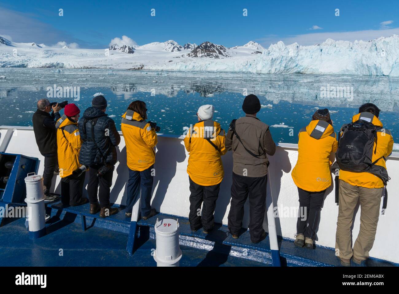 Bateau de croisière Ocean Adventurer, glacier Lilliehook, Spitsbergen, îles Svalbard, Norvège. Banque D'Images