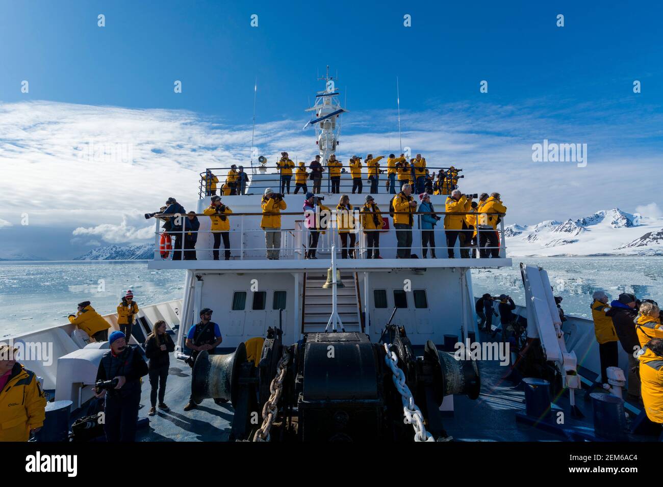 Bateau de croisière Ocean Adventurer, glacier Lilliehook, Spitsbergen, îles Svalbard, Norvège. Banque D'Images