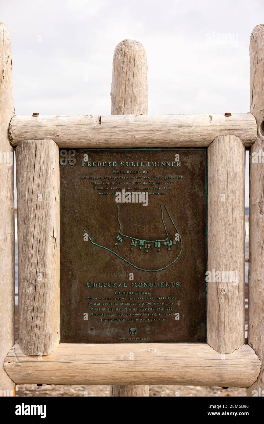 Le signe de la station hollandaise de chasse à la baleine datant du milieu du XVIIe siècle, fjord de Smeerenburg, Amsterdam, Spitsbergen, îles Svalbard, Norvège. Banque D'Images