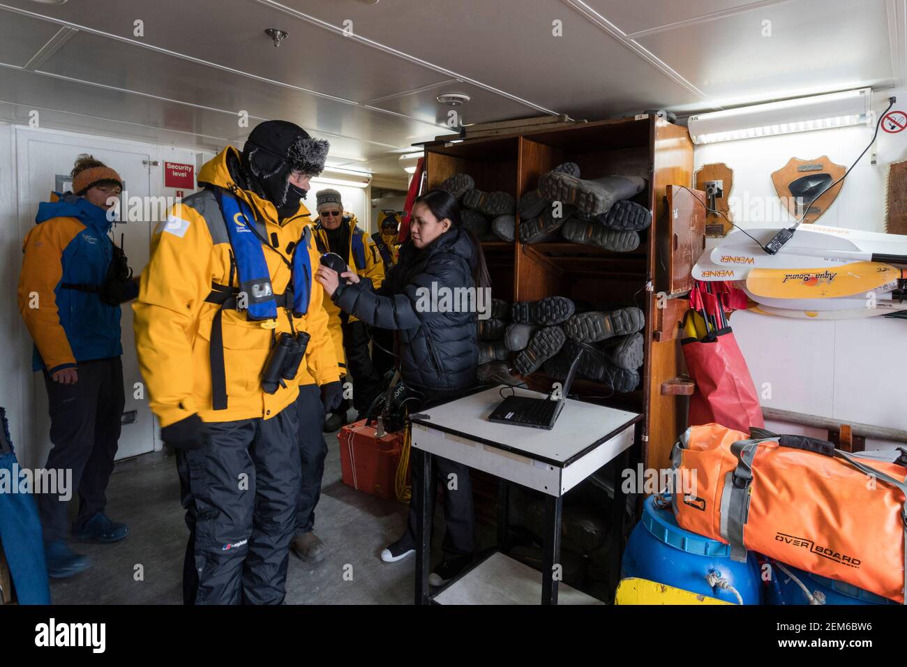 Bateau de croisière touristique de l'Océan Adventurer se préparer à explorer la calotte glaciaire polaire, 81au nord de Spitsbergen, Norvège. Banque D'Images