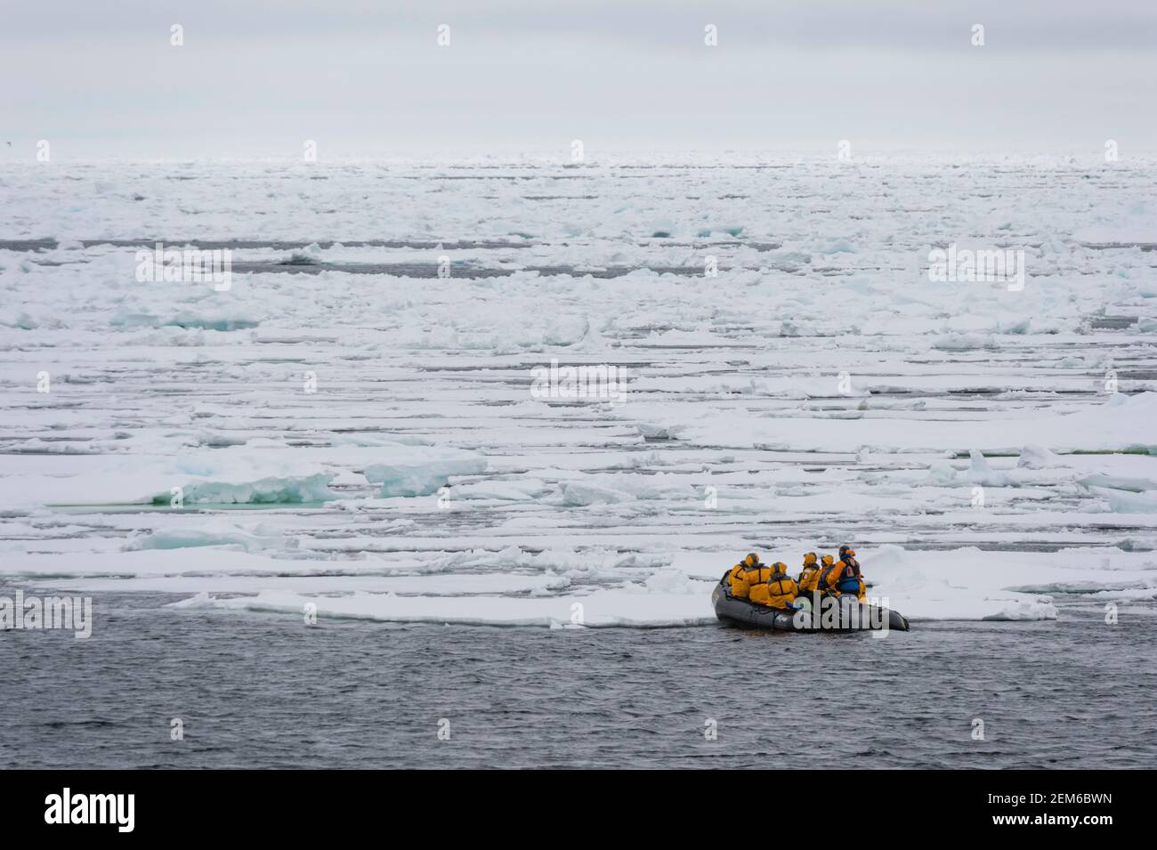 Touristes sur des bateaux gonflables explorant le Polar Ice Cap, 81au nord de Spitsbergen, Norvège. Banque D'Images