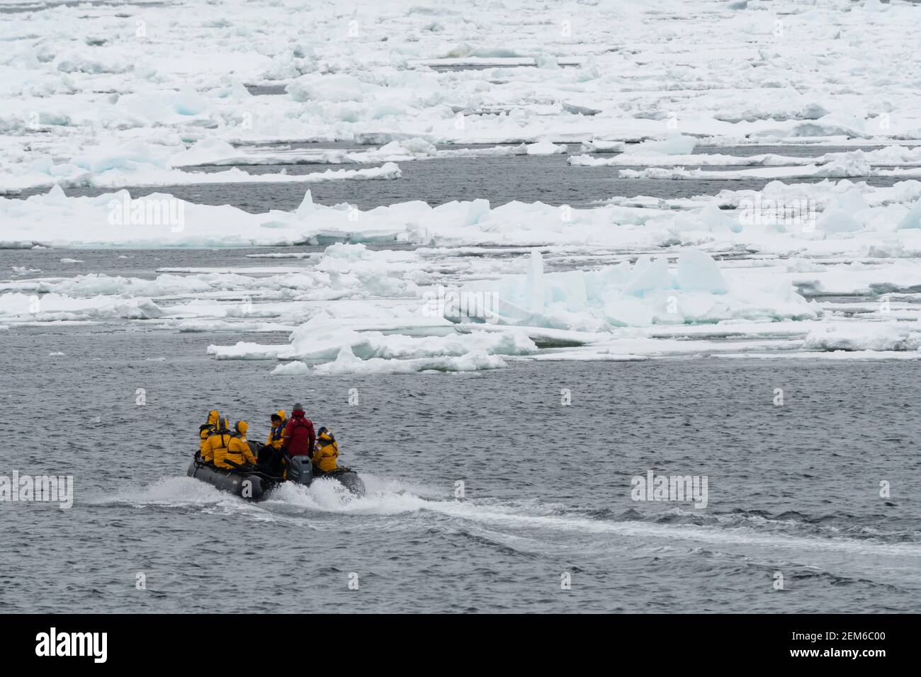 Touristes sur zodiacs explorant la calotte glaciaire polaire, à 81* au nord de Spitsbergen. Banque D'Images