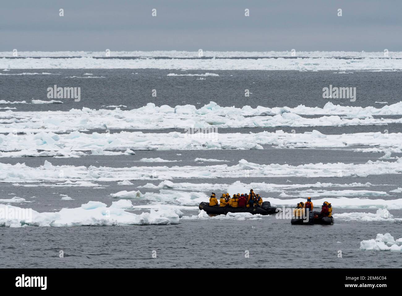 Touristes sur des bateaux gonflables explorant le Polar Ice Cap, 81au nord de Spitsbergen, Norvège. Banque D'Images