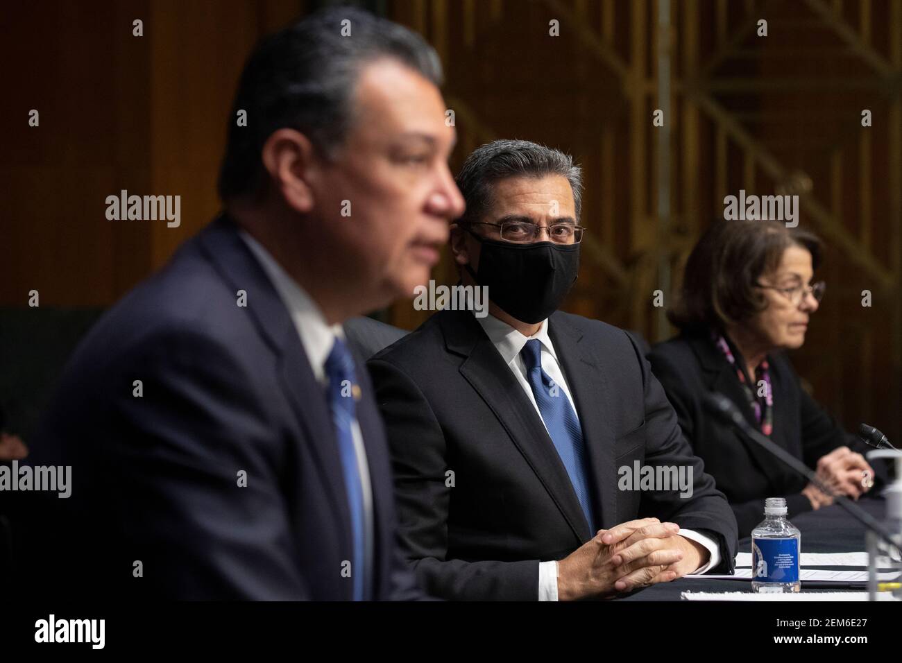 Washington, DC, États-Unis. 24 février 2021. Xavier Becerra (C) écoute le sénateur américain Alex Padilla (démocrate de Californie) a (L) le présente, comme le regarde la sénatrice américaine Dianne Feinstein (démocrate de Californie) (R) ; Au cours de l'audition du Comité des finances du Sénat sur la nomination de Becerra au poste de secrétaire à la Santé et aux Services sociaux (HHS), à Capitol Hill à Washington, DC, Etats-Unis, le 24 février 2021. Si confirmé, Becerra serait le premier secrétaire Latino de HHS.Credit: Michael Reynolds/Pool via CNP | usage dans le monde crédit: dpa/Alay Live News Banque D'Images