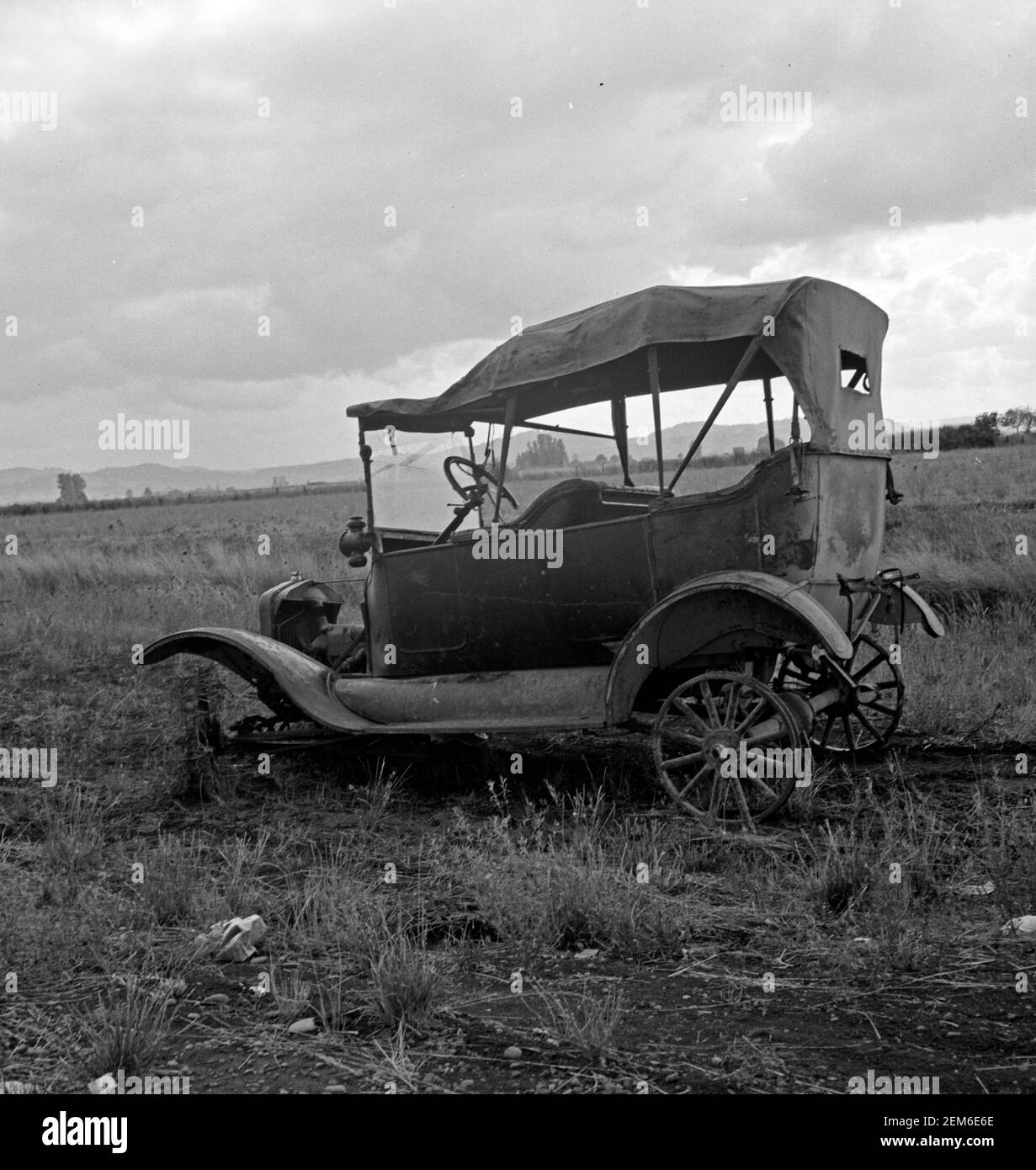 La fin du modèle 'T' a été abandonnée en champ ouvert le long de l'autoroute 99. Au nord d'Eugene, Oregon, octobre 1939 Banque D'Images