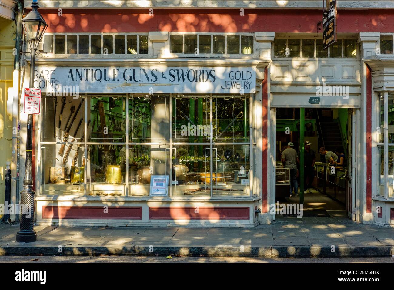 Façade de magasin d'antiquités James H Cohen & Sons sur Royal Street, la Nouvelle-Orléans, Louisiane, États-Unis Banque D'Images
