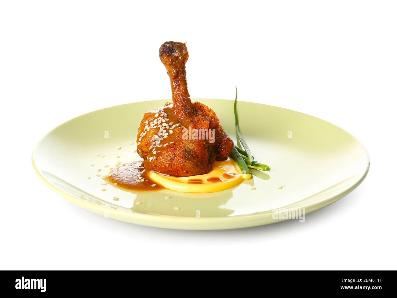 Assiette de poulet délicieux avec langoup sur fond blanc Banque D'Images