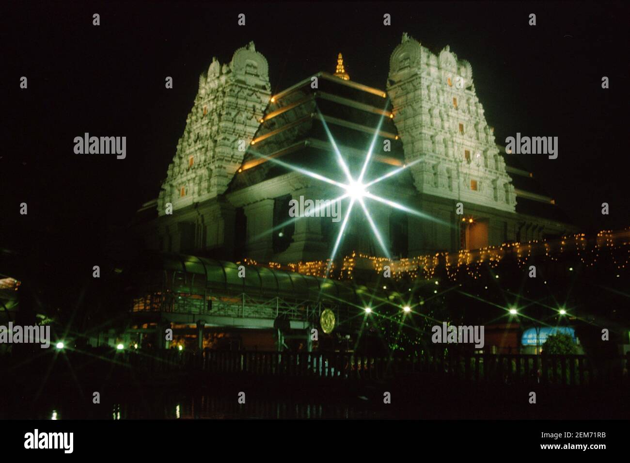 Vue de l'illumination du temple ISKCON à Bengaluru à Karnataka, Inde, Asie Banque D'Images