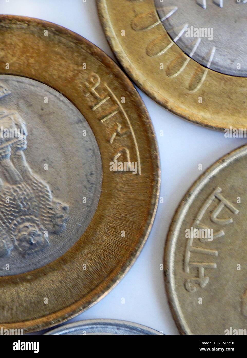 Vue rapprochée des pièces de monnaie indienne avec symbole trois lions Et le mot de l'inde dans le laguage national hindi Banque D'Images