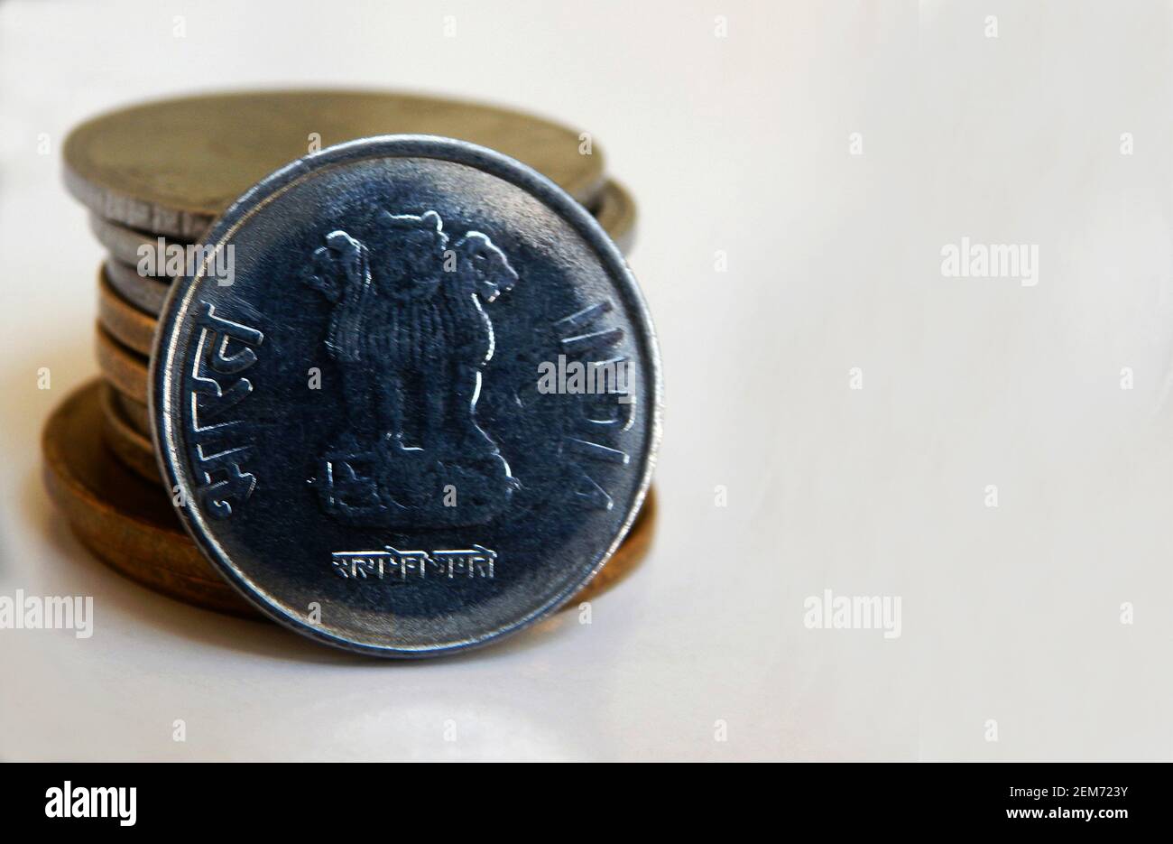 Vue rapprochée des pièces de monnaie indienne avec symbole trois lions Et le mot de l'inde en anglais et le laguage national hindi Banque D'Images
