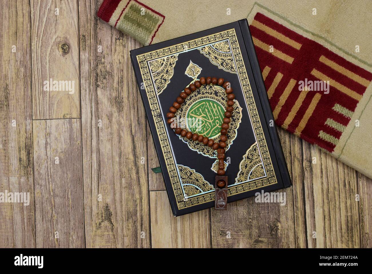 Saint Coran avec tasbih et tapis de prière Banque D'Images
