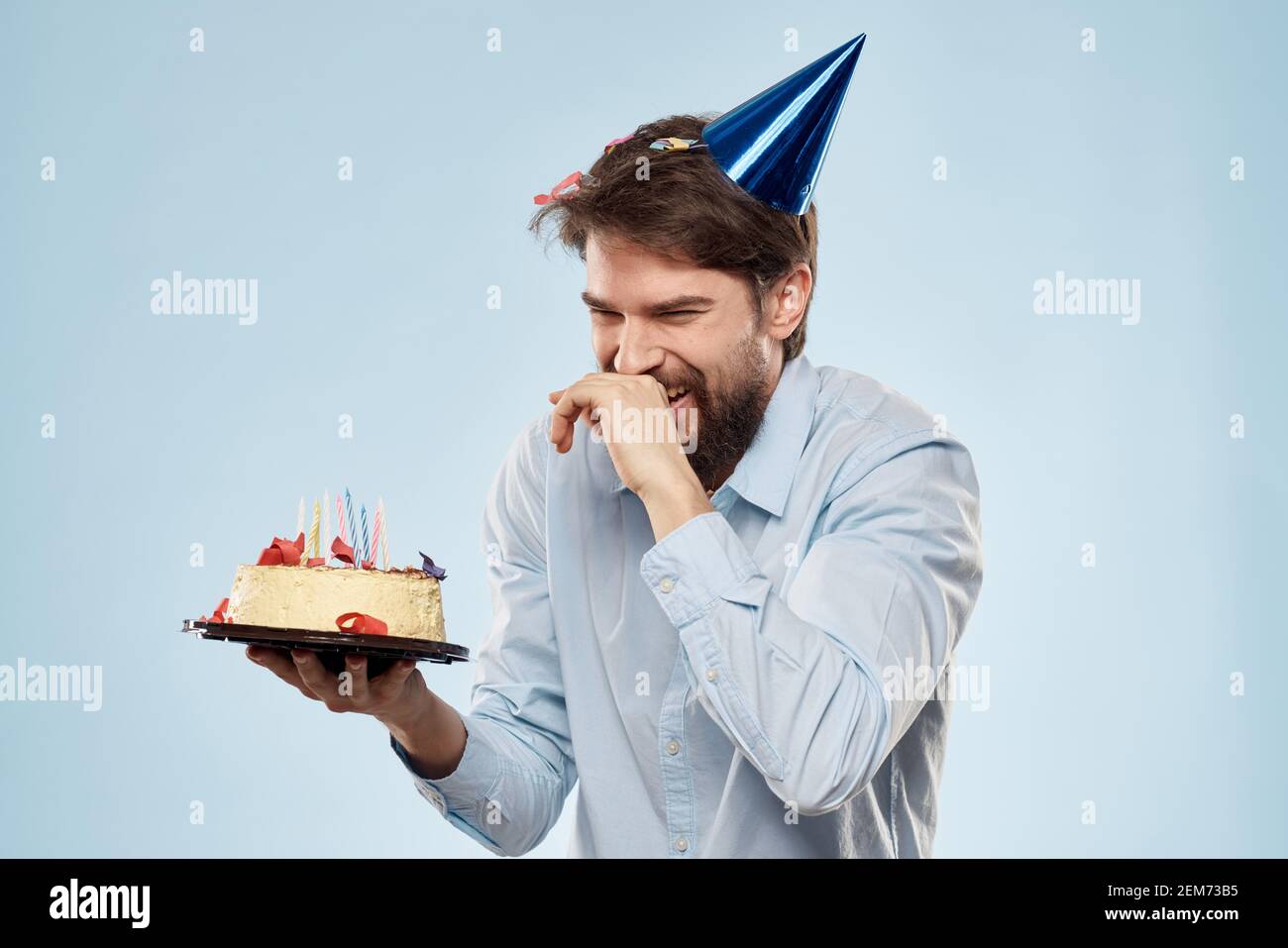 Homme Avec Une Assiette De Gateau Et Une Bougie De Fete Chapeau Bleu Pour La Fete D Entreprise Photo Stock Alamy Homme Avec Une Assiette De Gateau Et Une Bougie De Fete Chapeau Bleu Pour La Fete D Entreprise Photo Stock Alamy