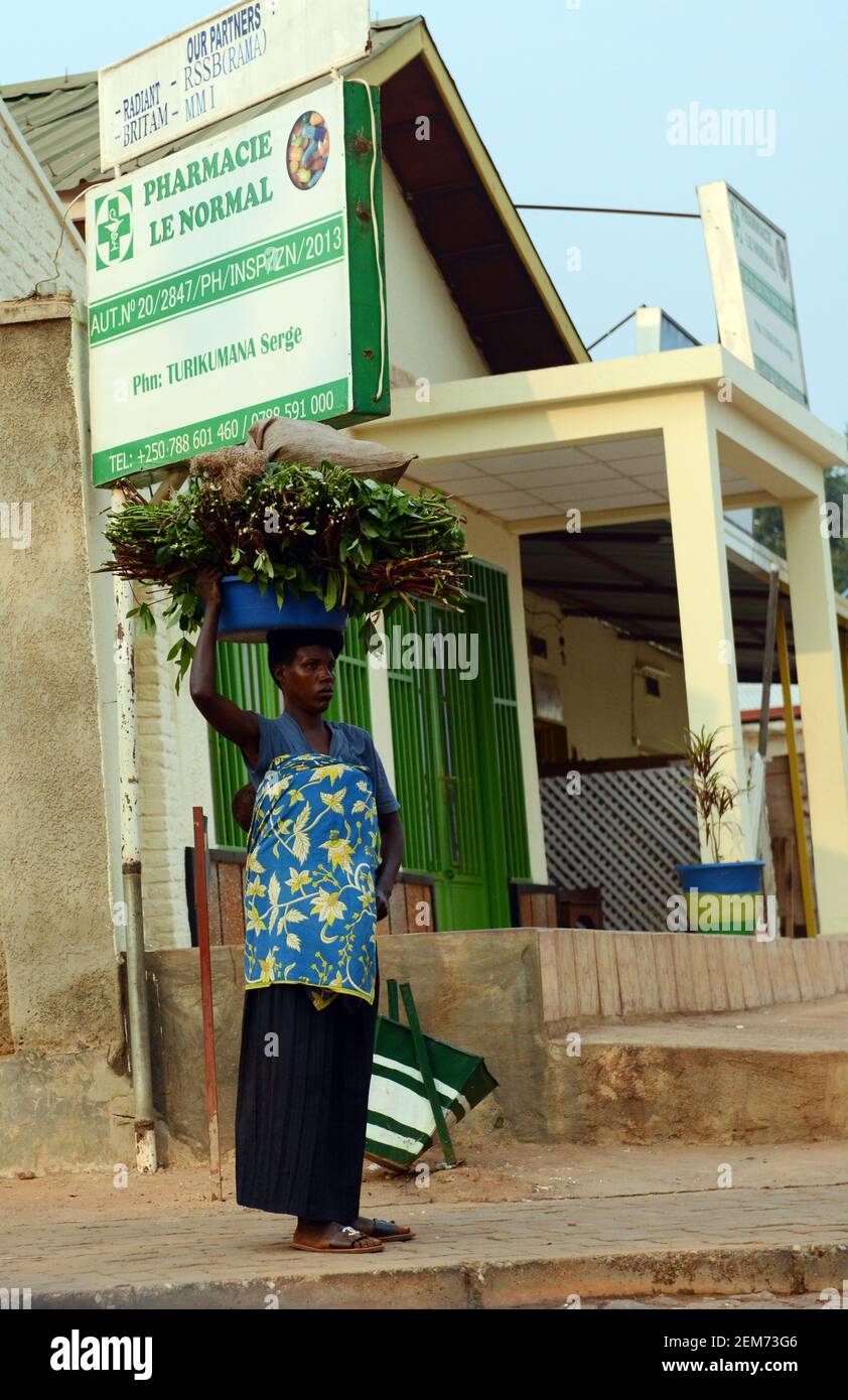 Femme rwandaise Banque de photographies et d’images à haute résolution ...