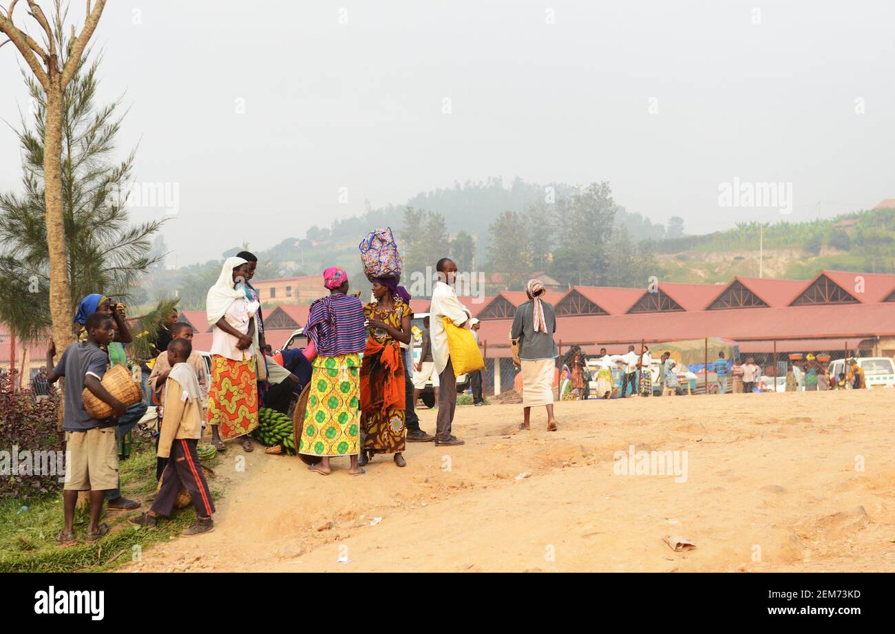 Les Rwandais en route vers un marché rural dans le sud du Rwanda. Banque D'Images