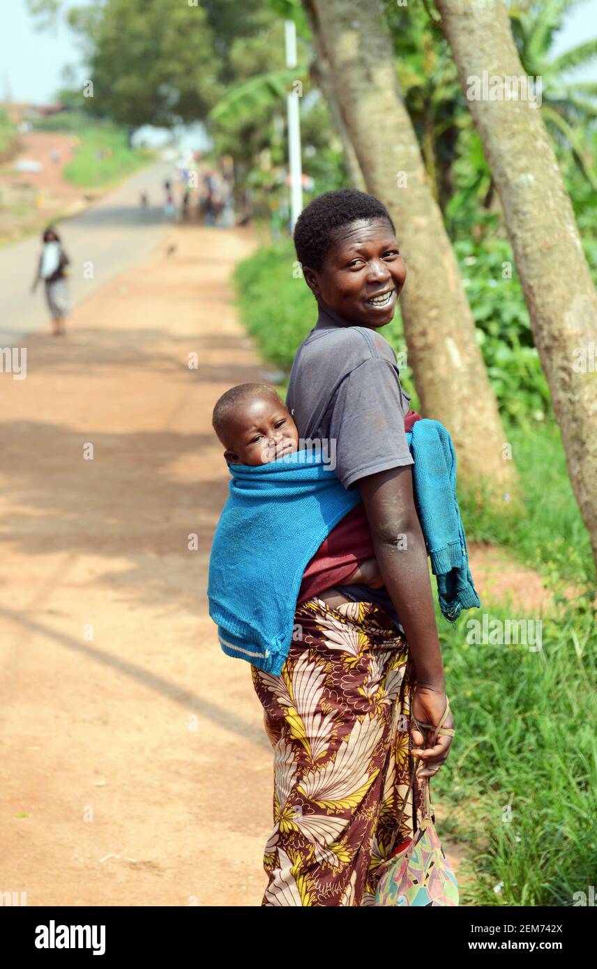 Une mère rwandaise portant son bébé. Banque D'Images