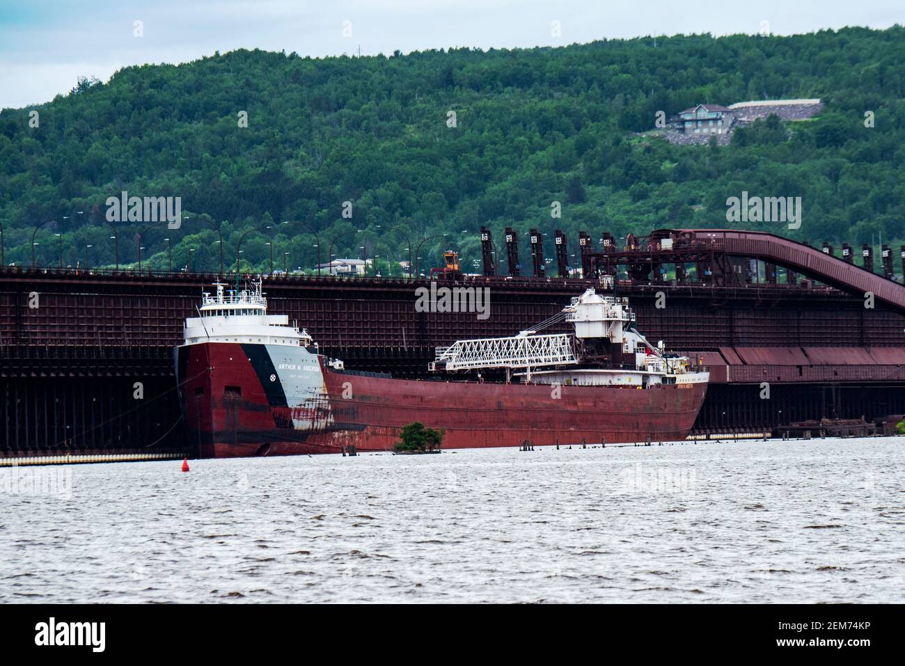 Duluth, Minnesota. Cargo prenant une charge de pellets de minerai aux quais du CN dans le port de Duluth. Banque D'Images