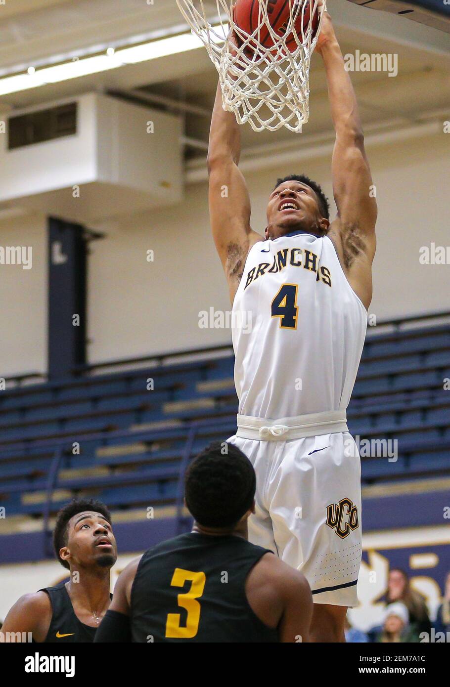3 janvier 2019: University of Central Oklahoma Forward Alex Ogunseye (4) dunks le ballon lors d'un match de basket-ball entre les Griffons de l'Ouest du Missouri et les Bronchos de l'Oklahoma du Centre à Hamilton Field House à Edmond, OK. L'Ouest du Missouri a battu l'Oklahoma du Centre 85-80. Gray Siegel/(photo par Gray Siegel/CSM/Sipa USA) Banque D'Images