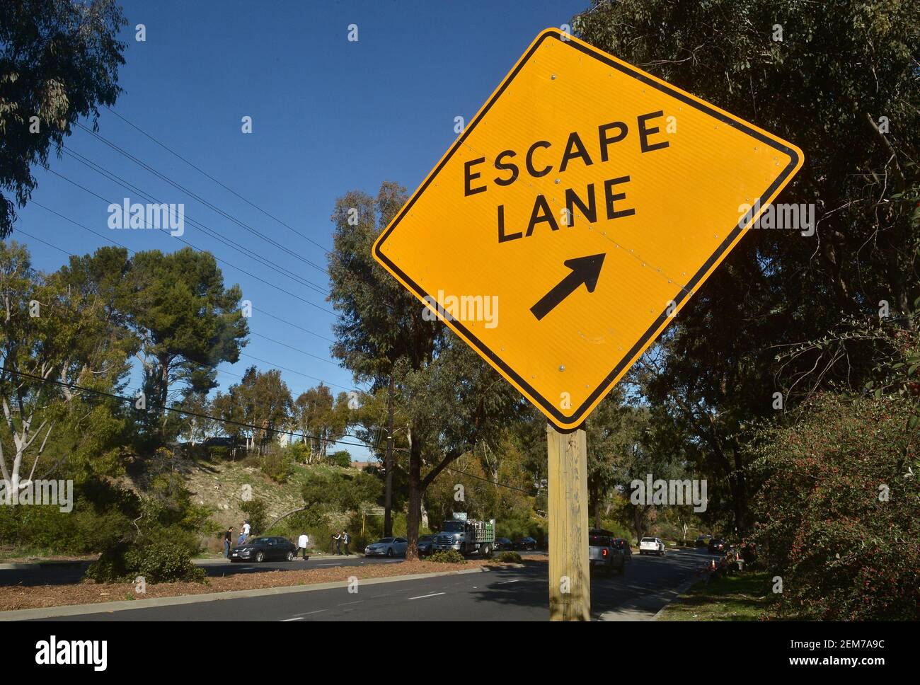 Rolling Hills Estates, États-Unis. 24 février 2021. Un panneau informant les conducteurs d'une « Escape Lane » est visible près de la zone où la légende du golf Tiger Woods a roulé sa voiture (à gauche) après avoir traversé une médiane à Rolling Hills Estates, Californie, le mercredi 24 février 2021. Les experts disent que Tiger Woods a beaucoup à faire pour se remettre des blessures aux jambes, aux chevilles et aux pieds qu'il a subies lors d'un accident de voiture mardi dans le sud de la Californie. Photo de Jim Ruymen/UPI crédit: UPI/Alay Live News Banque D'Images