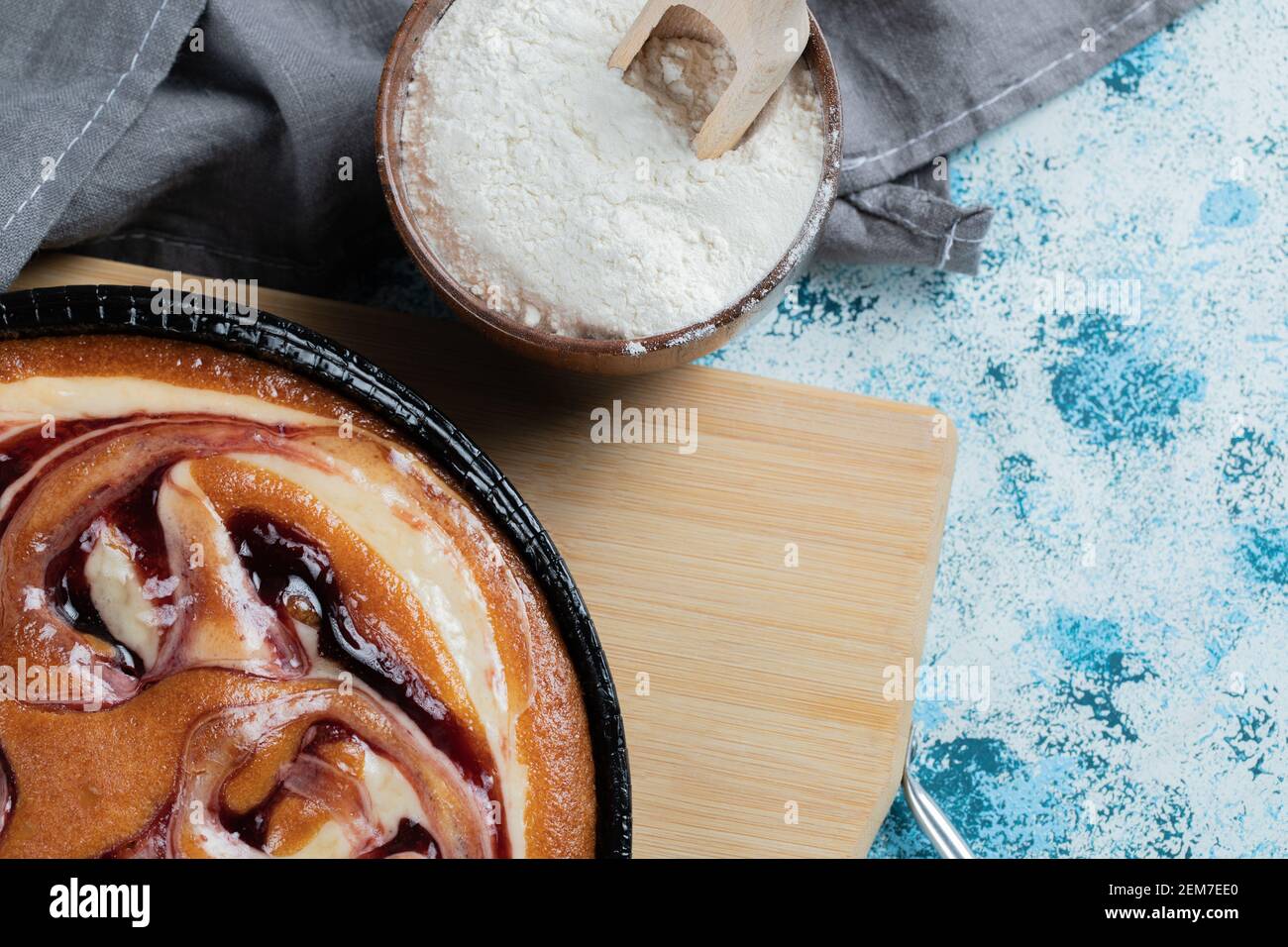 Tarte aux fraises sur un panneau en bois avec farine tout usage de côté Banque D'Images
