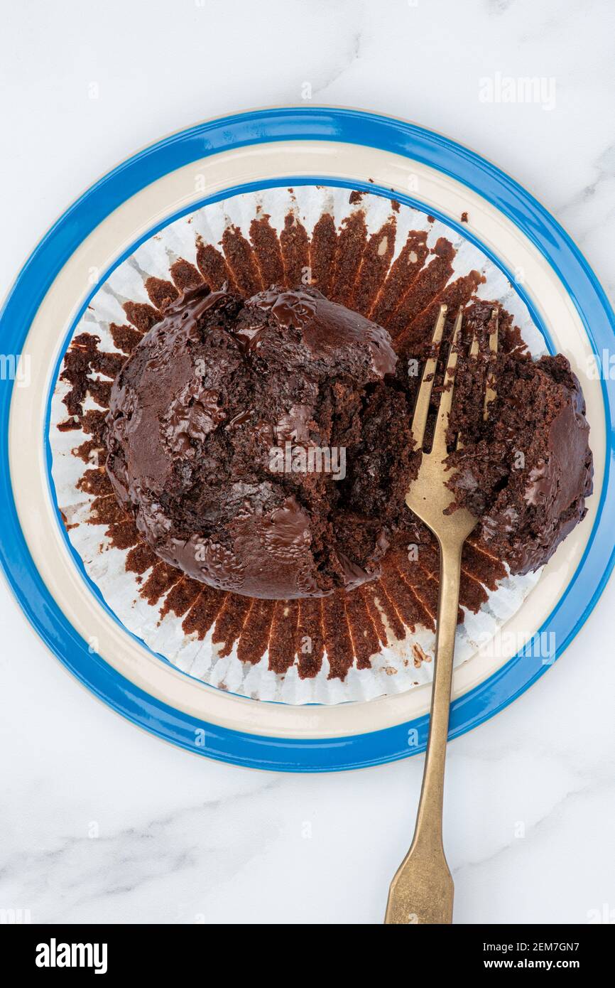 Double muffin au chocolat fait maison sur une assiette Banque D'Images