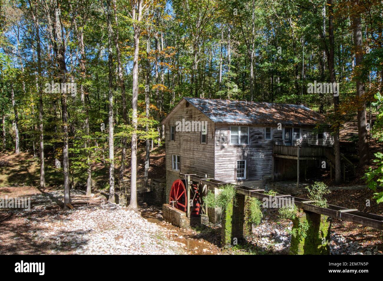 Bethel, Alabama/États-Unis-oct 17, 2020: Moulin de Graist de période au pont couvert et parc Clarkson comme les feuilles commencent à changer pour l'automne. Banque D'Images