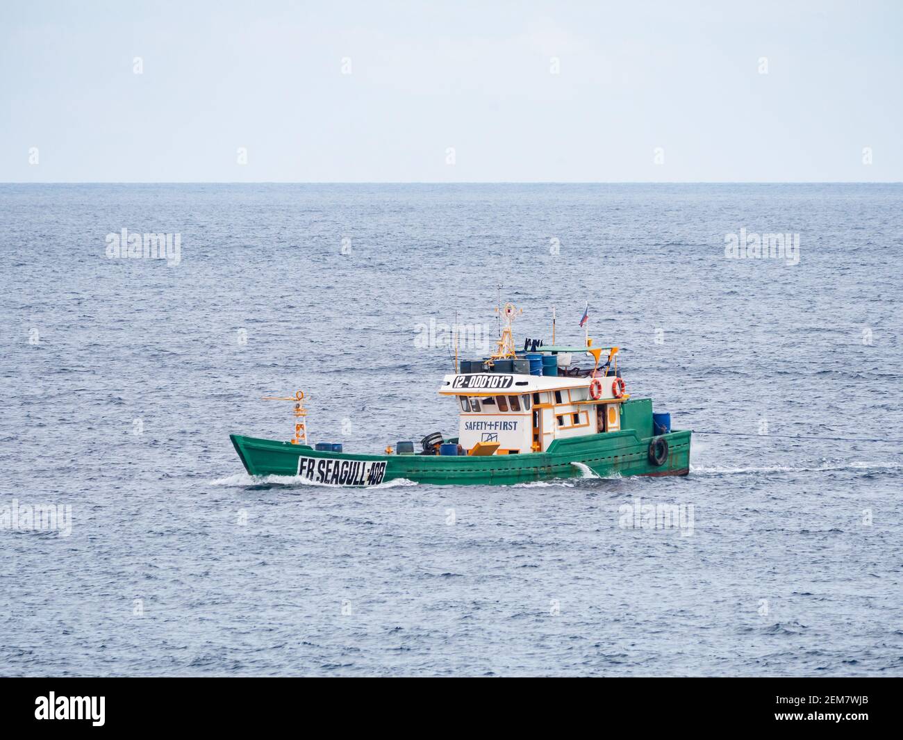 Bateau de pêche à la baie de Sarangani à Mindanao aux Philippines, qui se dirige vers le port de pêche au thon de General Santos City, la capitale du thon des Philippines Banque D'Images