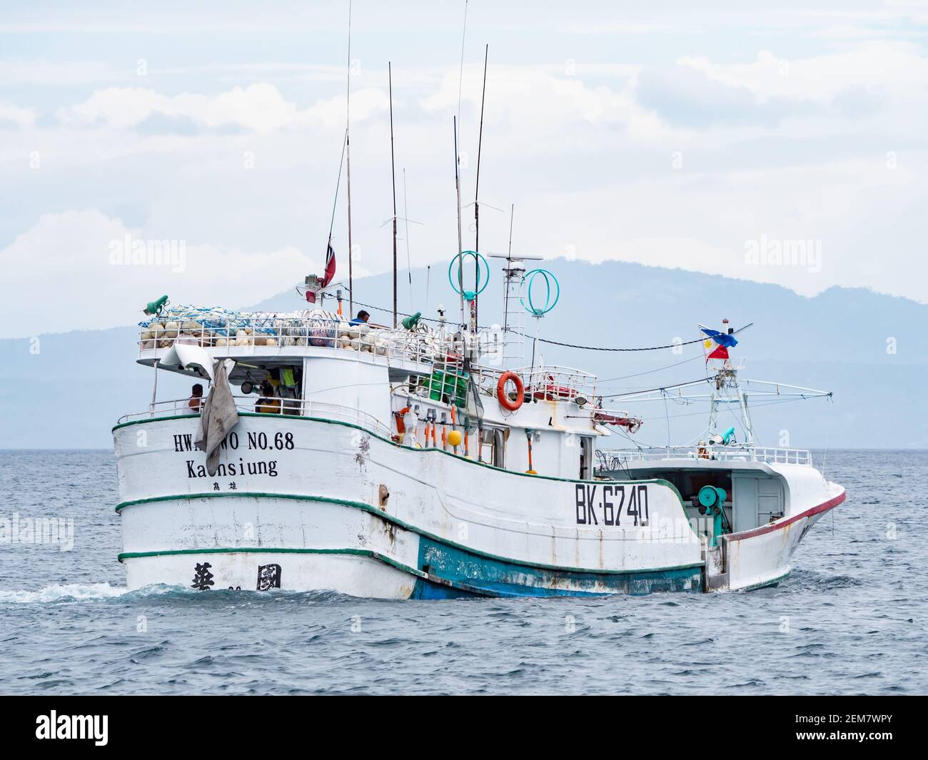 Bateau de pêche chinois quittant le complexe portuaire de Davao à Davao, aux Philippines. Banque D'Images
