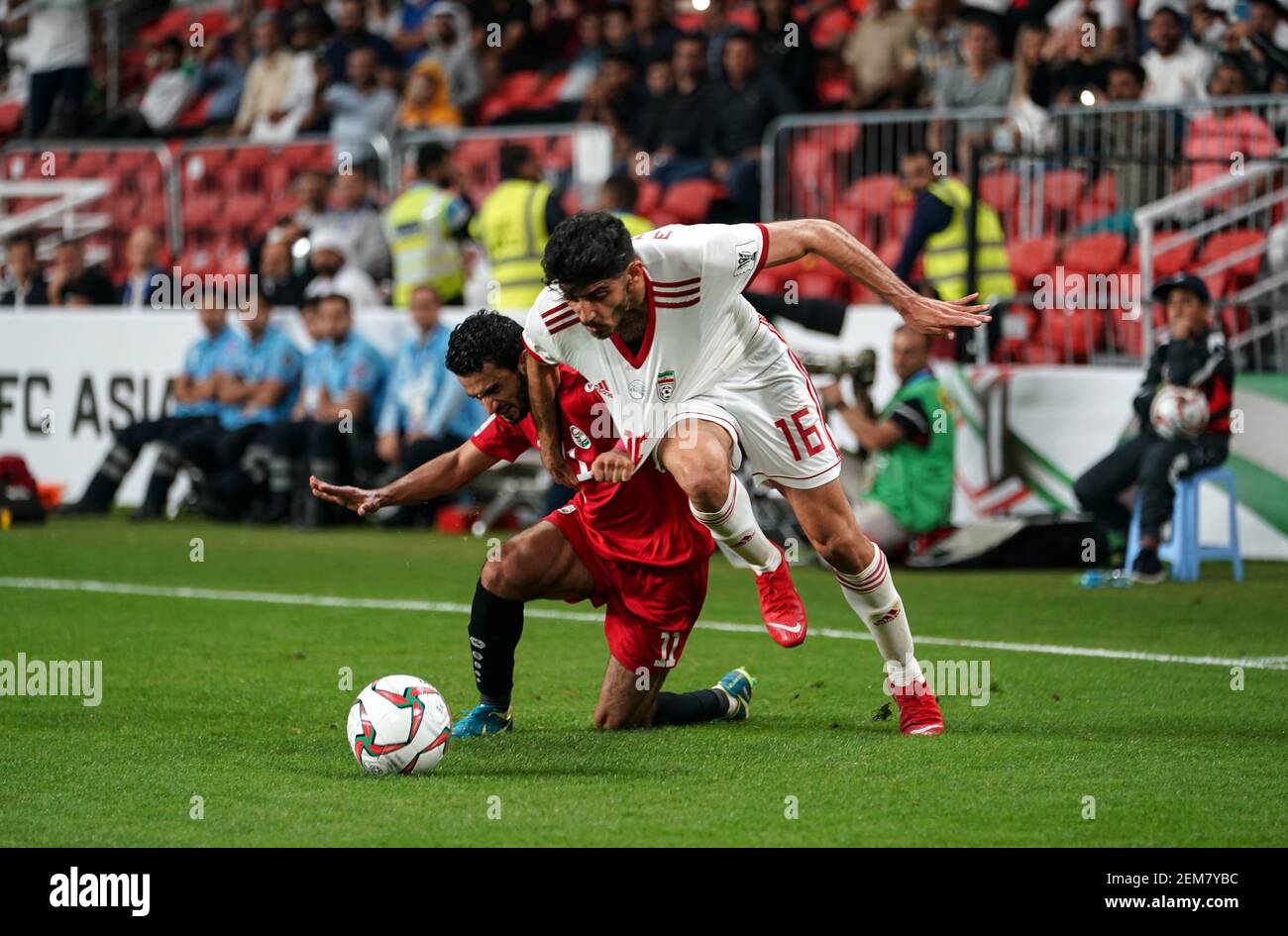 7 janvier 2019 : Vahid Amiri d'Iran et Abdulwasea Al-Matari du Yémen pendant l'Iran contre le Yémen au stade Al-Nahyan à Abu Dhabi, Émirats arabes Unis, coupe asiatique de l'AFC, championnat asiatique de football. Ulrik Pedersen/CSM/Sipa USA.(image de crédit : & copie ; Ulrik Pedersen/CSM/Sipa USA) Banque D'Images
