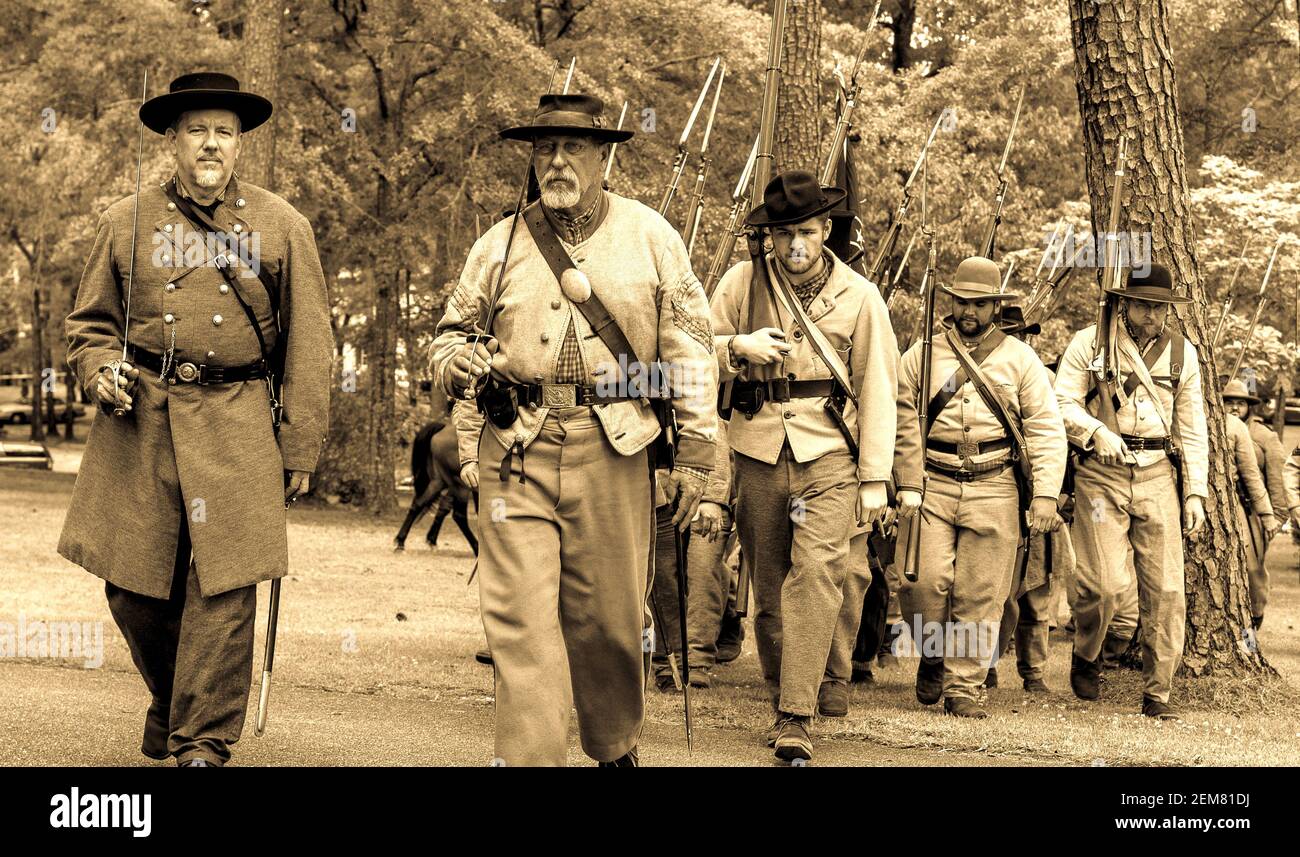 Marbury, Alabama/USA-28 avril 2018: Les Reacteurs de la Confédération américaine de la Guerre civile marchent en formation au Confederate Memorial Park à septia. Banque D'Images