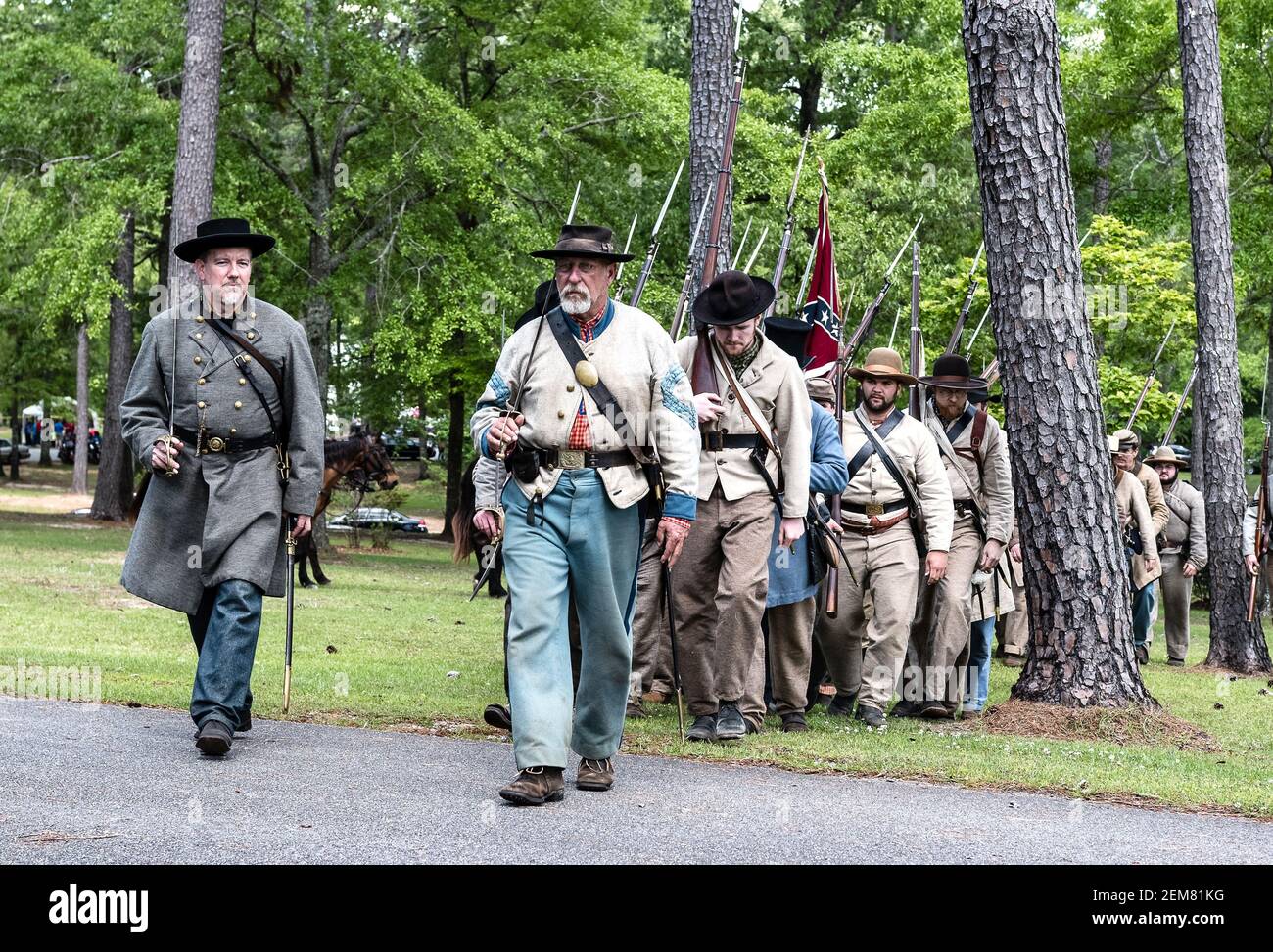 Marbury, Alabama/USA-28 avril 2018 : les Reacteurs de la Confédération américaine de la guerre de Sécession défilent en formation au Confederate Memorial Park. Banque D'Images