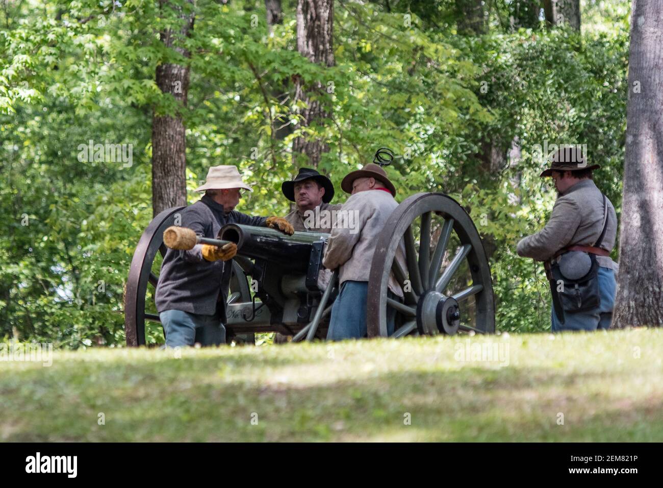 Marbury, Alabama/USA-28 avril 2018 : les reacteurs confédérés préparent le canon au feu dans la bataille du Confederate Memorial Park. Banque D'Images