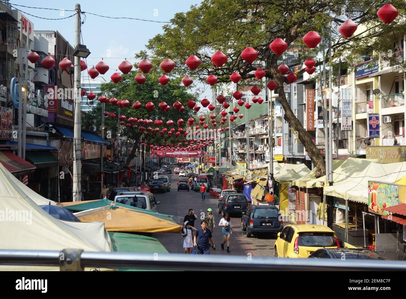 KUALA LUMPUR, MALASIA – 26 JANVIER 2020 décorations typiques de rue du nouvel an chinois sur le marché Banque D'Images
