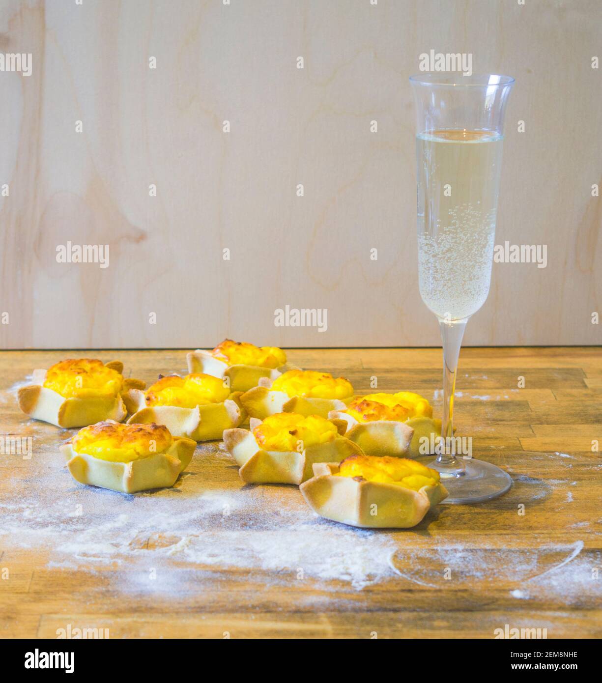 verre de vin mousseux glacé avec bonbons en forme d'étoile, pâte à croûte courte, ricotta et crème Banque D'Images verre de vin mousseux glacé avec bonbons en forme d'étoile, pâte à croûte courte, ricotta et crème Banque D'Images