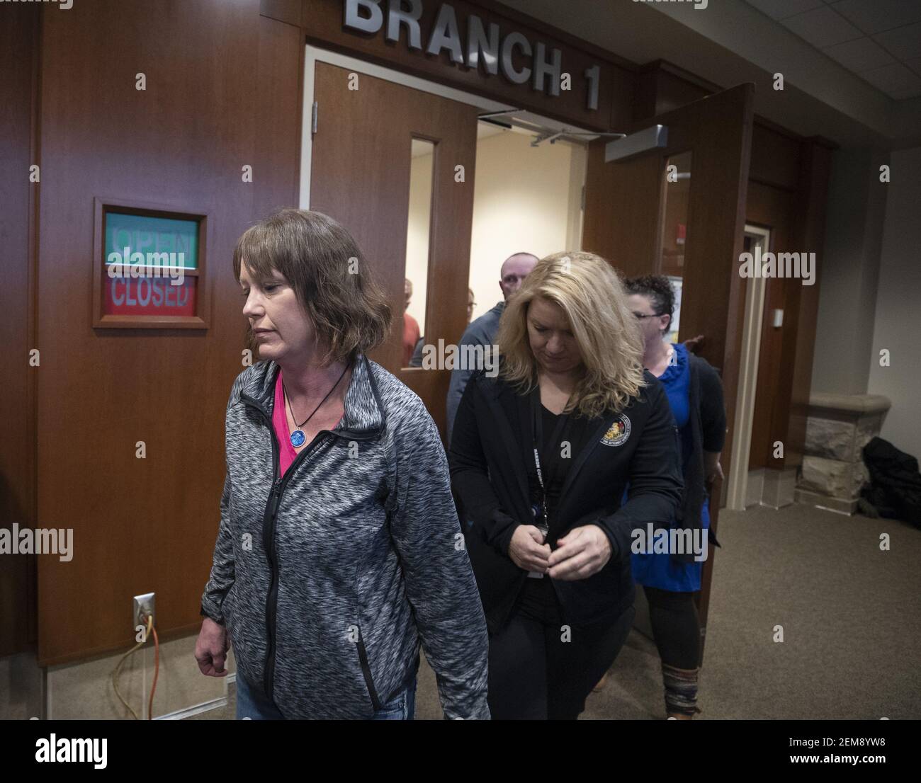 Sue Allard, tante de Jayme Closs, quitte la salle où Jake T. Patterson, 21 ans, a été officiellement accusé de deux chefs d'accusation de meurtre au premier degré et d'enlèvement de Jayme Closs, 13 ans, au tribunal de circuit du comté de Barron, le lundi 14 janvier 2019 à Barron, Wisconsin. (Photo par Jerry Holt/Minneapolis Star Tribune/TNS/Sipa USA) Banque D'Images