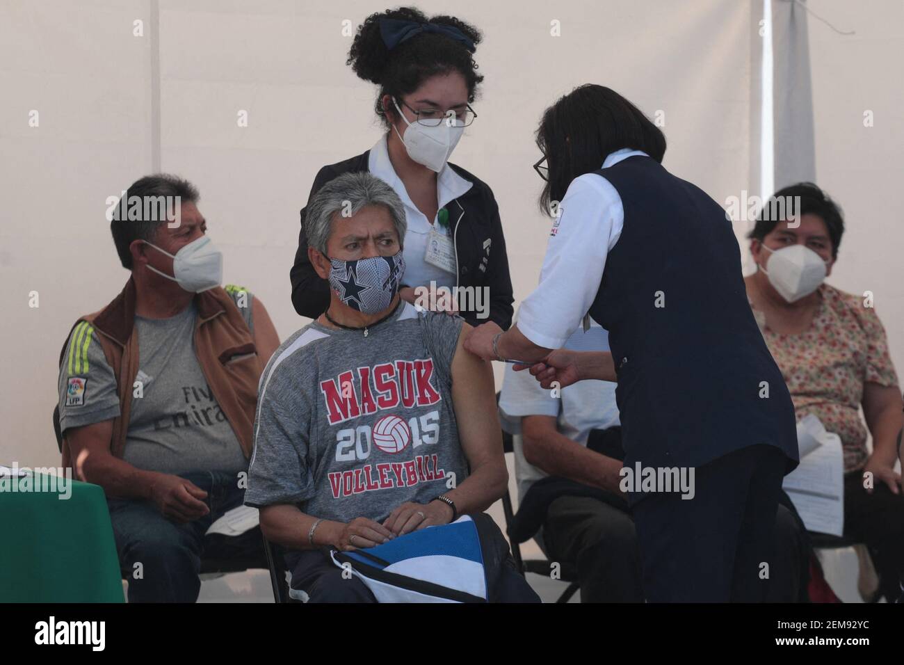 Une personne porte un masque facial et reçoit une dose de vaccin Sinovac pour immuniser les personnes âgées contre Covid-19 dans la forêt de Tlahuac le 24 février 2021 à Mexico, Mexique. Photo de Julian Lopez/Eyepix/ABACAPRESS.COM Banque D'Images