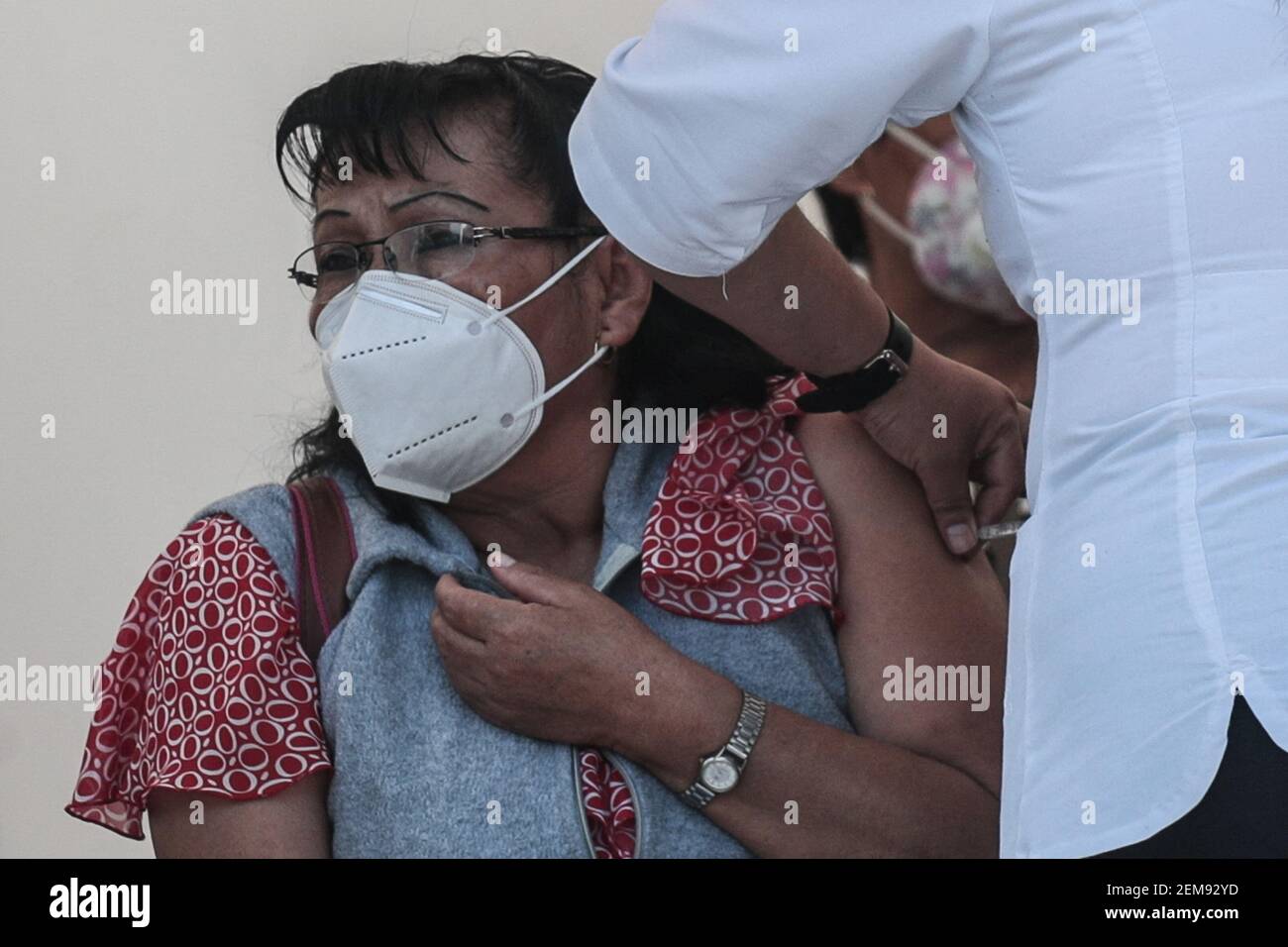 Une personne porte un masque facial et reçoit une dose de vaccin Sinovac pour immuniser les personnes âgées contre Covid-19 dans la forêt de Tlahuac le 24 février 2021 à Mexico, Mexique. Photo de Julian Lopez/Eyepix/ABACAPRESS.COM Banque D'Images