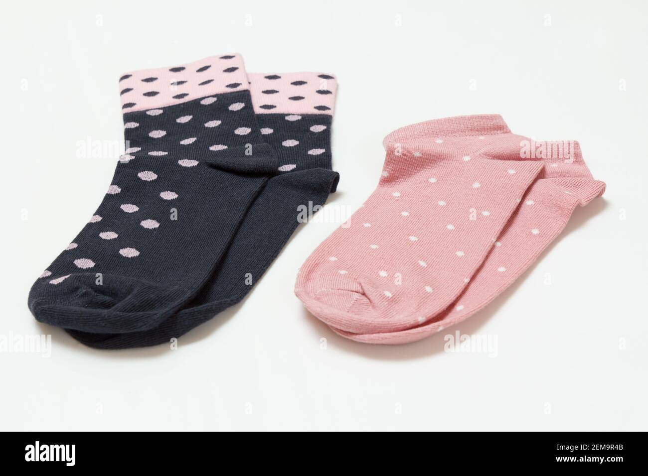Deux paires de chaussettes pour femmes sur fond blanc, vue du dessus. Banque D'Images