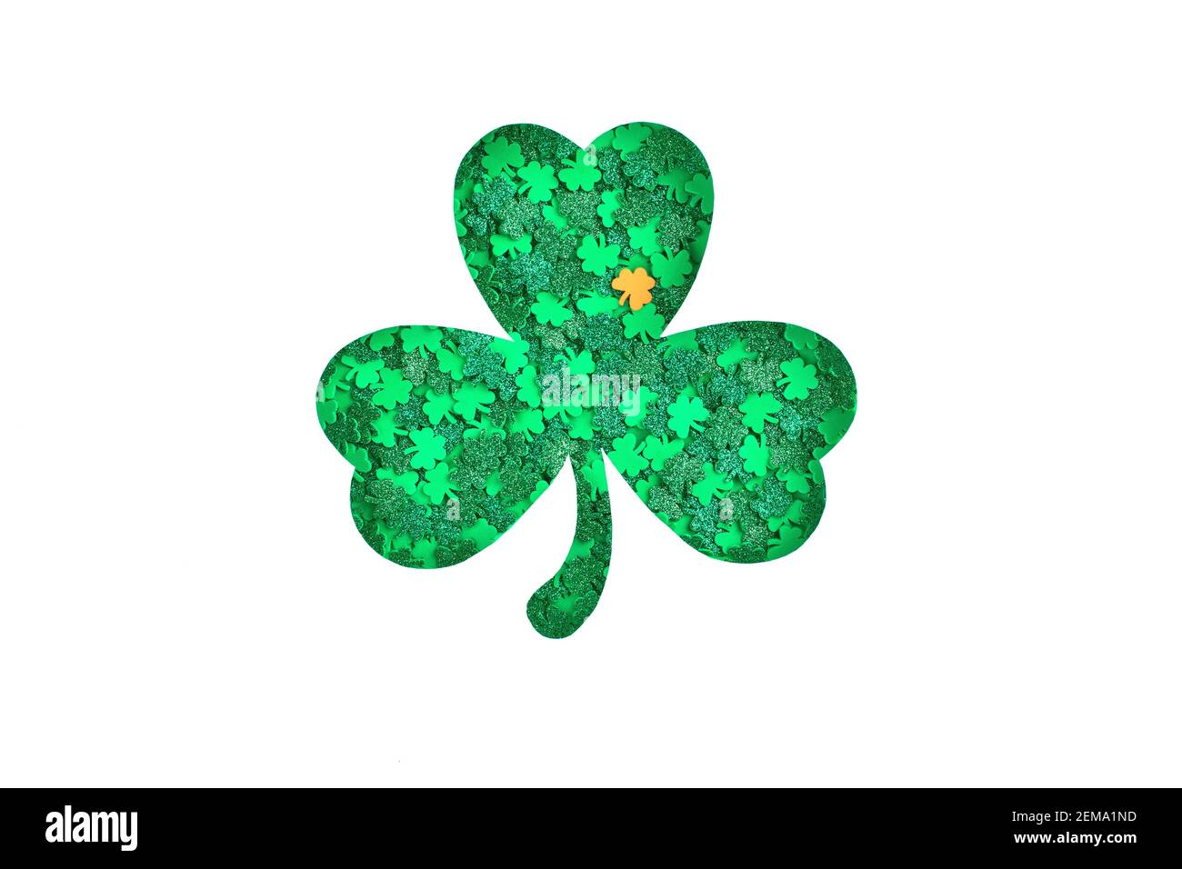 Silhouette Shamrock avec texture confetti verte sur fond blanc Banque D'Images