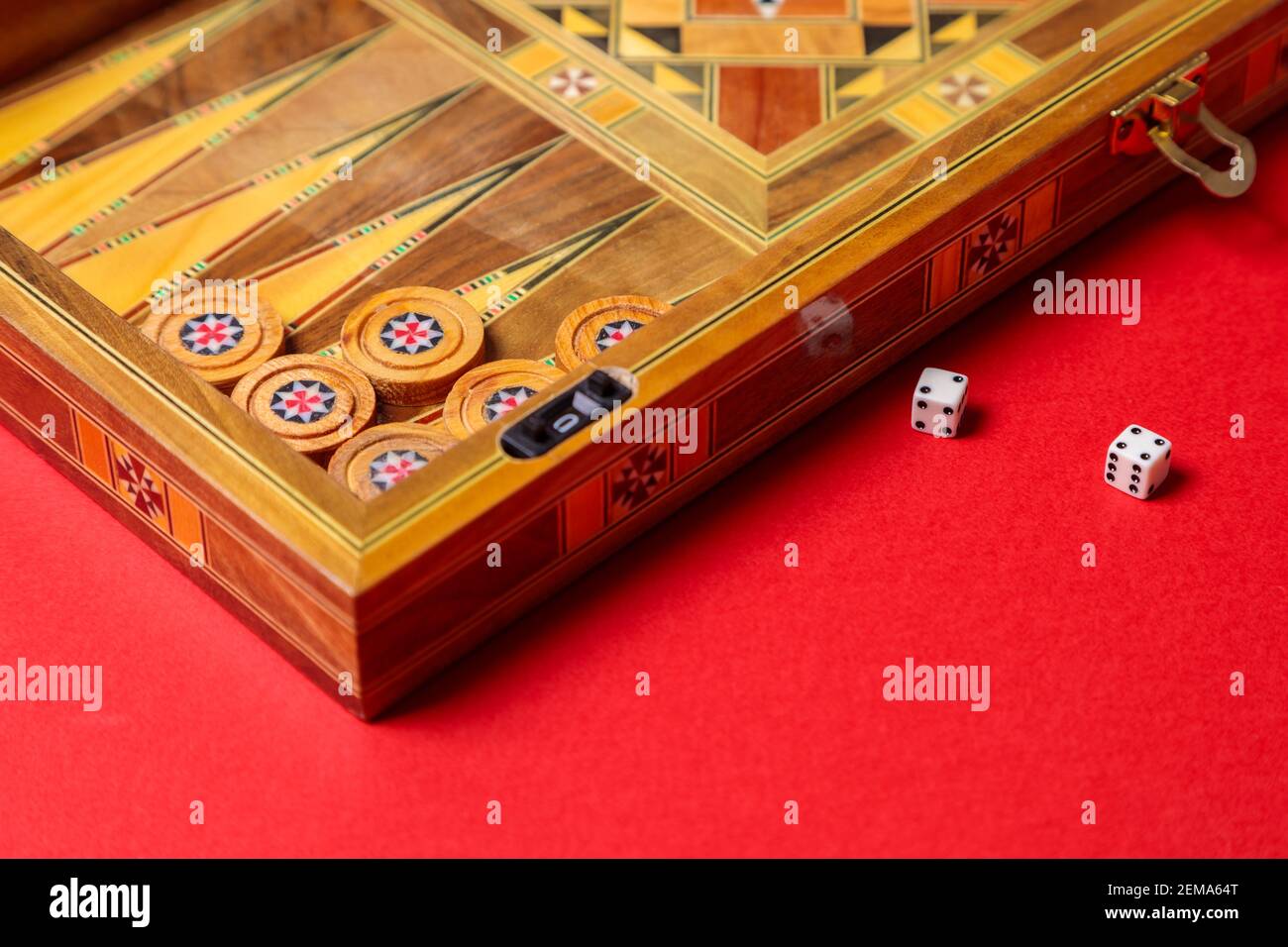 Un jeu amusant de backgammon sur fond rouge. Dames, cubes, carton fait main Banque D'Images