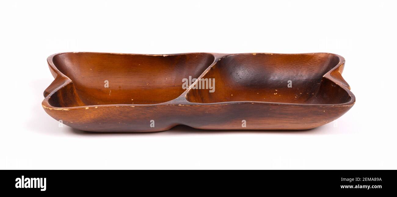 Ancien bol en bois sculpté fait main isolé sur fond blanc Banque D'Images