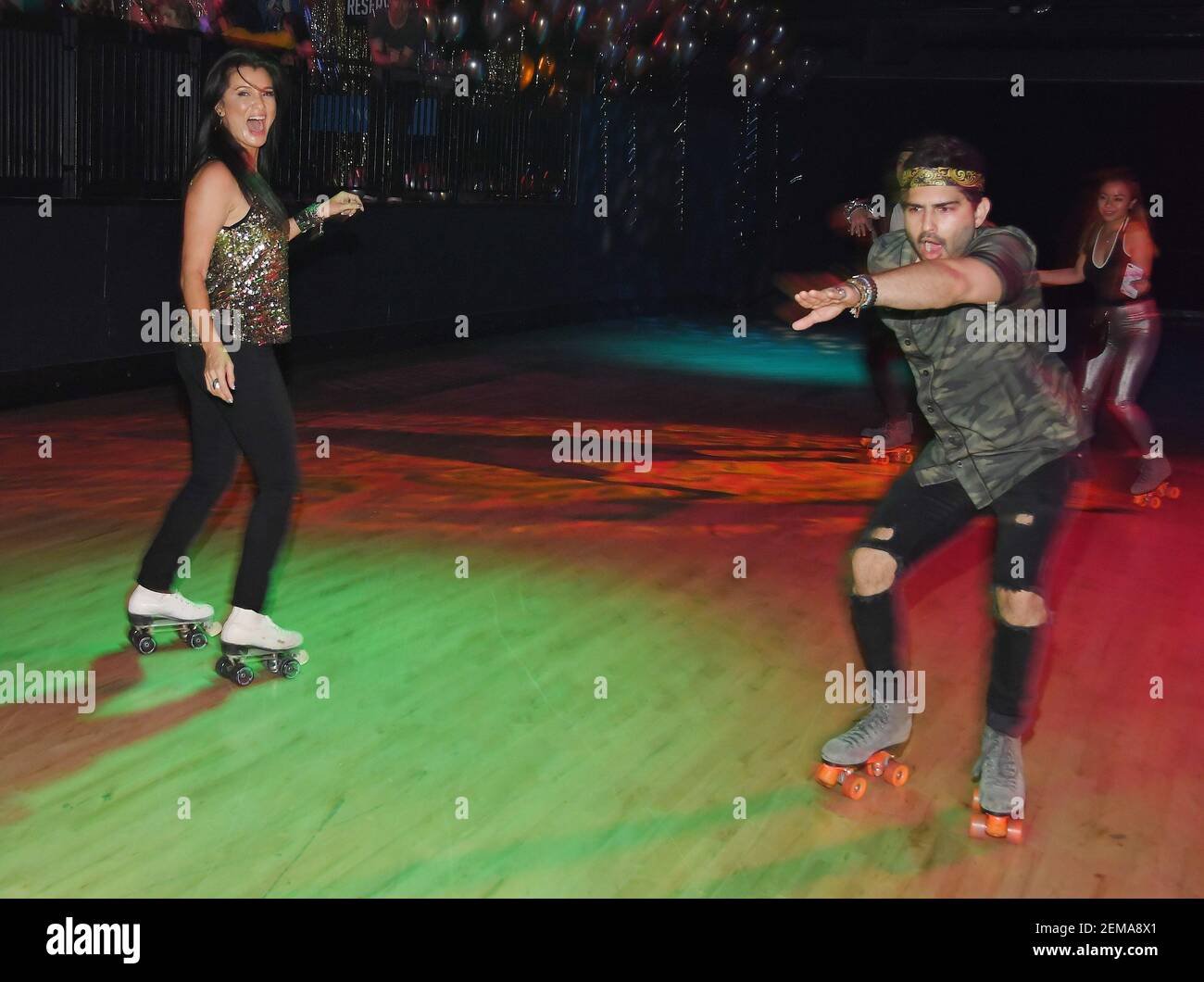 G-D) Kelly Hu et Brayden Pierce Roller Skating au 40ème anniversaire de  Jeannie Mai Roll & Glow Roller Skating Soiree qui s'est tenu au World on  Wheels à Los Angeles, CA, le