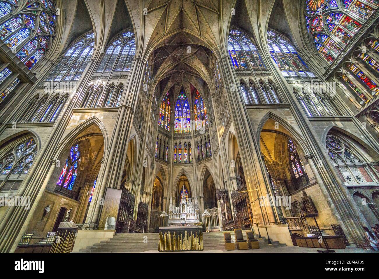 Intérieur de la cathédrale de Metz, vue sur le transept de la chorale avec vitraux du XIIIe siècle au XXe siècle, Lorraine, M. Banque D'Images