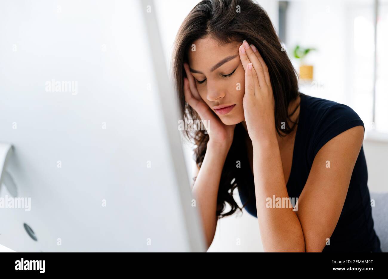 Belle étudiante femme apprenant en ligne sur ordinateur à la maison. Technologie, concept d'éducation Banque D'Images